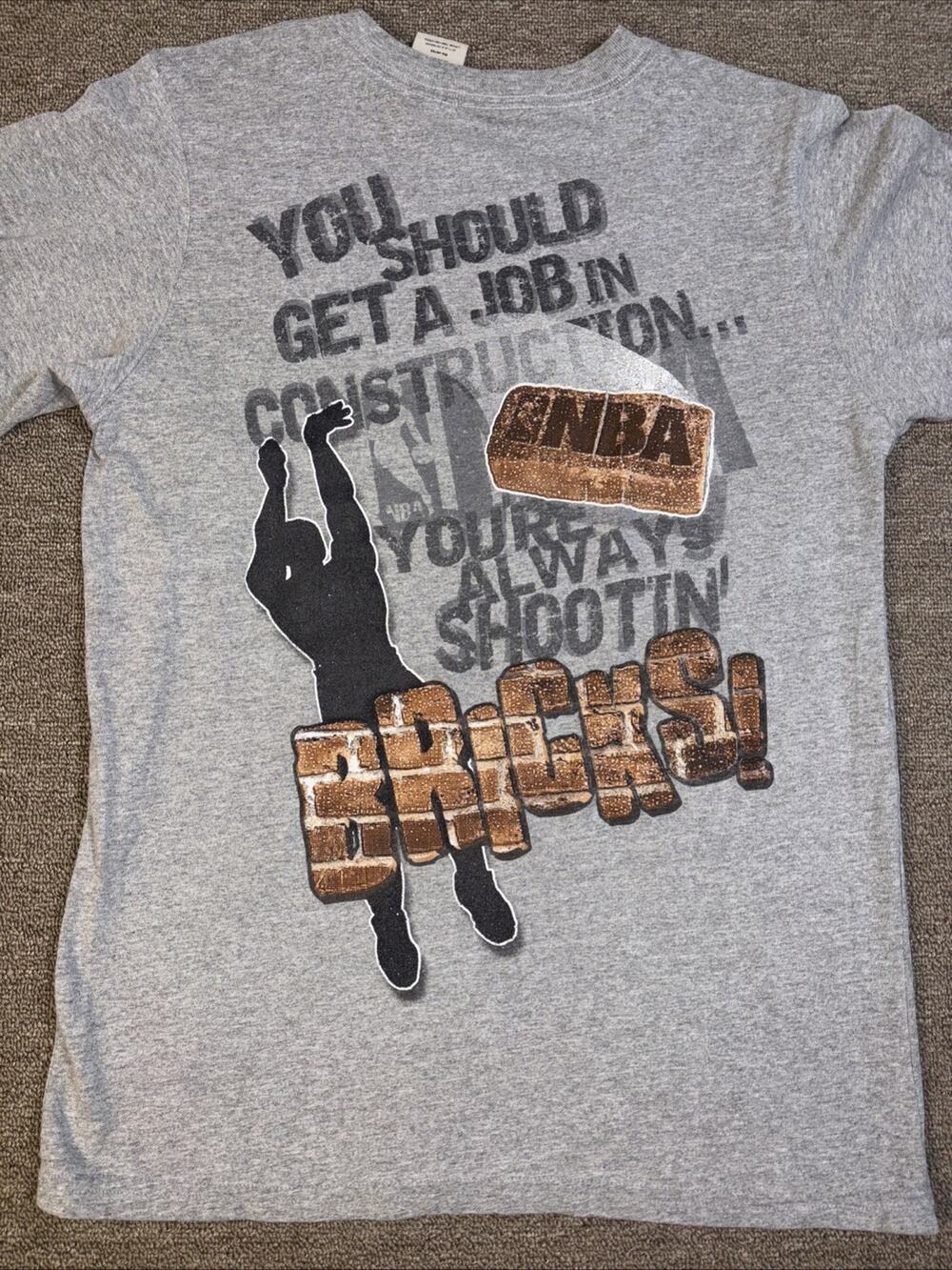 NBA Graphic T-shirt Youth XL Gray Throwing Bricks 19x27
